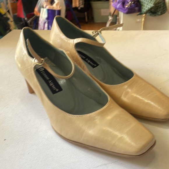 Etienne Aigner cream heels - Picture 3 of 5